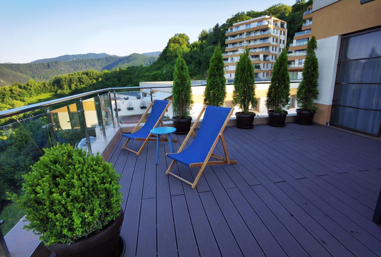 Coroni Seasons Apart With Panoramic View Braşov Exteriör bild